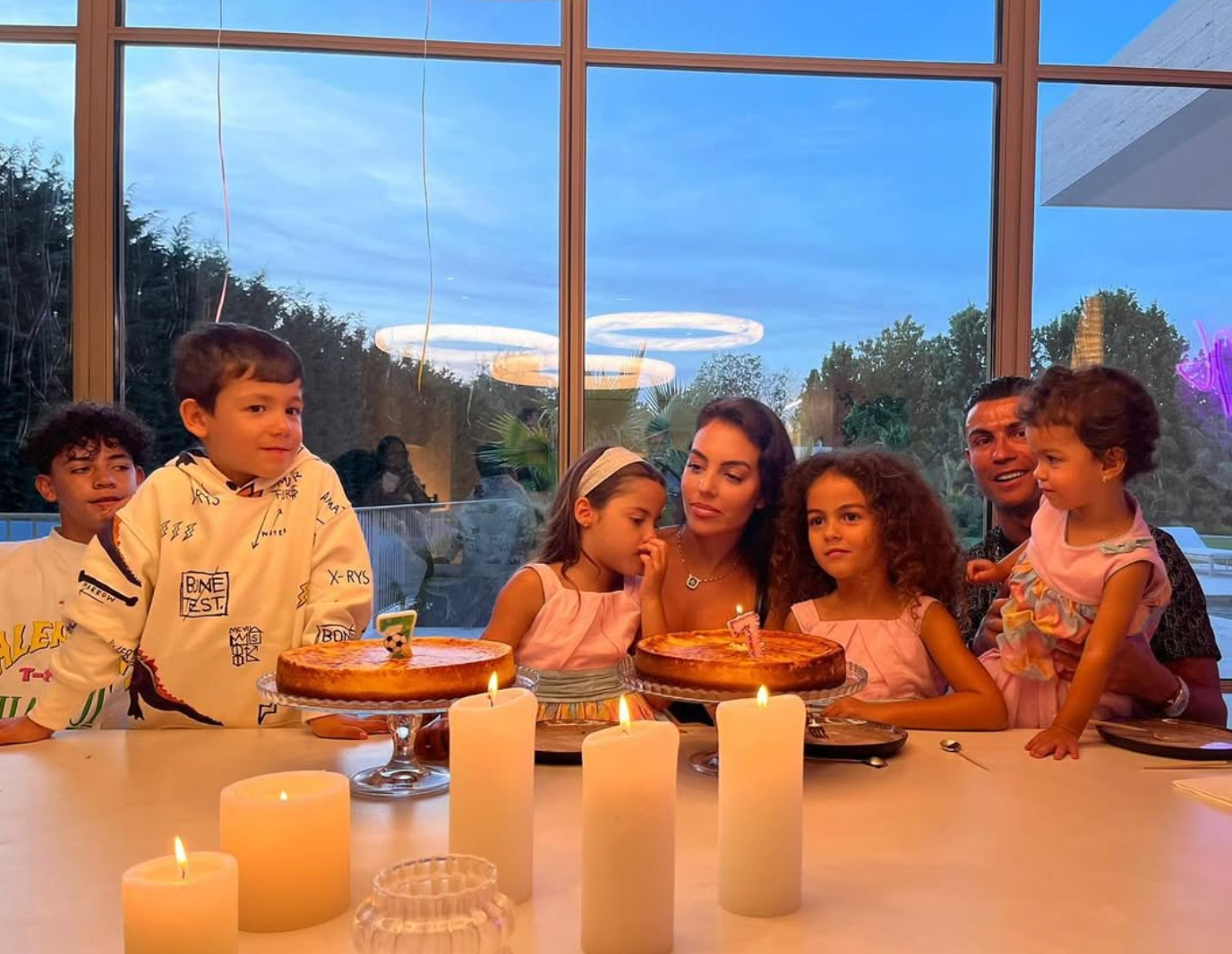 Georgina a Cristiano Ronaldo s rodinou.