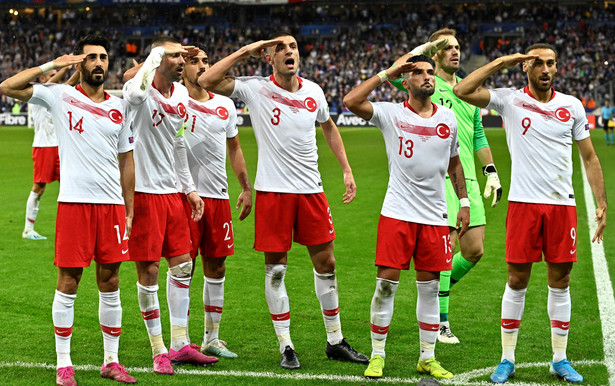 UEFA ukarała Turcję za kontrowersyjne gesty piłkarzy i kibiców
