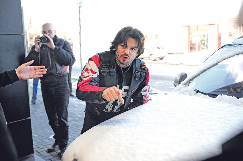 Lažov: Aca Amadeus ispred redakcije „Blica“