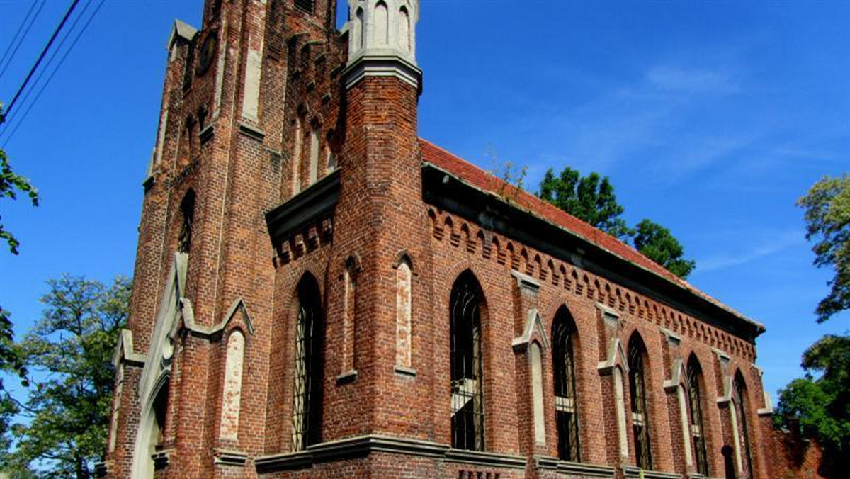 Ogromny budynek kościoła w Izbicy Kujawskiej w woj. kujawsko-pomorskim został sprzedany prywatnemu właścicielowi. Nabywca zapłacił za niego zaledwie 120 tys. złotych.