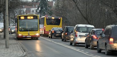 Kierowca autobusu wyświetlił w miejscu numeru linii i trasy wyświetlił wulgarny napis o PiS. Teraz ma problemy