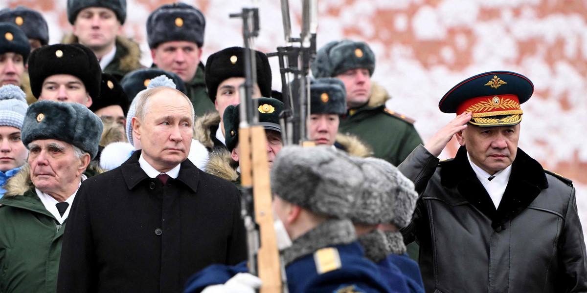 Putin peroruje o dumie z bohaterów. Tymczasem ranni dostali "zakaz pisania skarg".