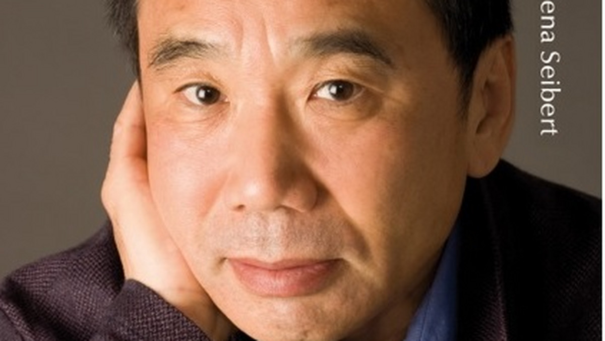 Haruki Murakami jest unikatem wśród współczesnych powieściopisarzy w tym sensie, że w jakiś sposób zdołał pozostać autorem kultowym, jednocześnie sprzedając miliony egzemplarzy swoich książek zarówno w rodzimej Japonii, jak i w wielu innych krajach, gdzie tłumaczenia jego dzieł cieszą się równą popularnością.