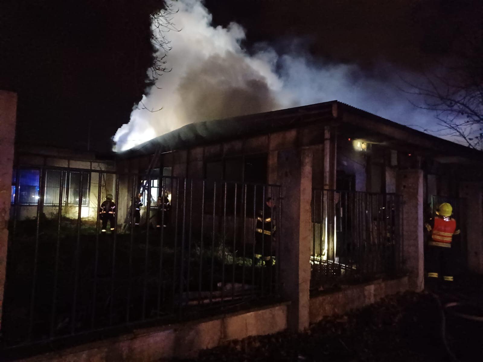 Bratislavskí hasiči zasahujú v mestskej časti Nové Mesto pri požiari neobývaných unimobuniek.