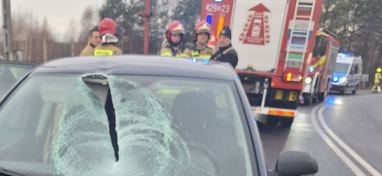 Groźny wypadek w Słupie Pierwszym. Bryła lodu z ciężarówki zraniła kobietę