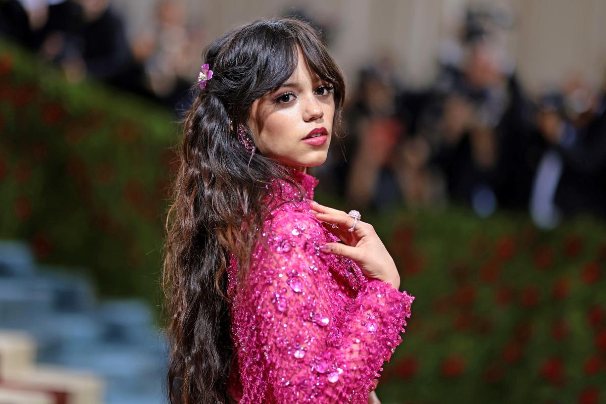 Jenna Ortega nemcsak Hollywood új üdvöskéje, de a vörös szőnyeg új hercegnője is