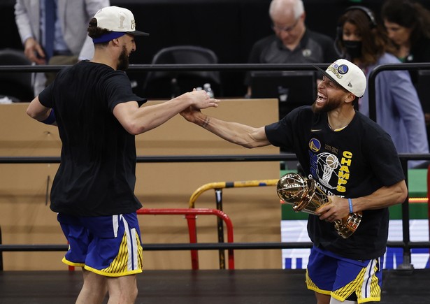 Radość koszykarzy Golden State Warriors Klaya Thompsona (L) i Stephena Curry'ego po zdobyciu mistrzostwa ligi NBA