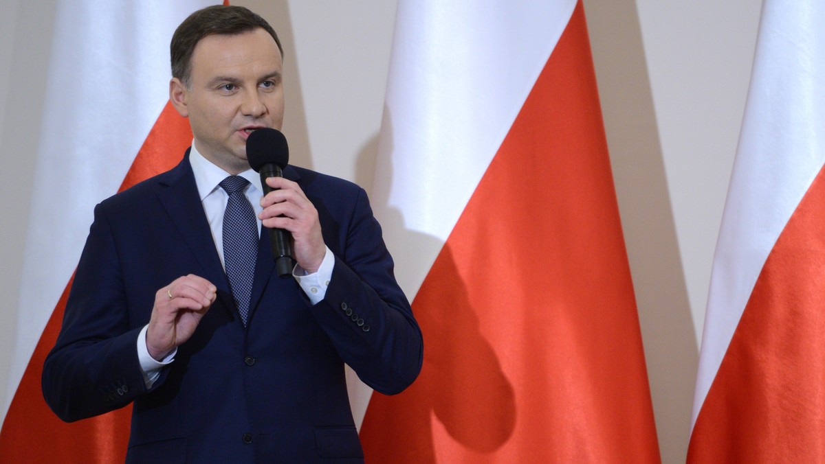 Polityka historyczna służy budowaniu potencjału państwa - powiedział prezydent Andrzej Duda podczas spotkania w Belwederze, rozpoczynającego prace nad Strategią Polskiej Polityki Historycznej. Dodał, że Europa jest i będzie Europą państw narodowych.