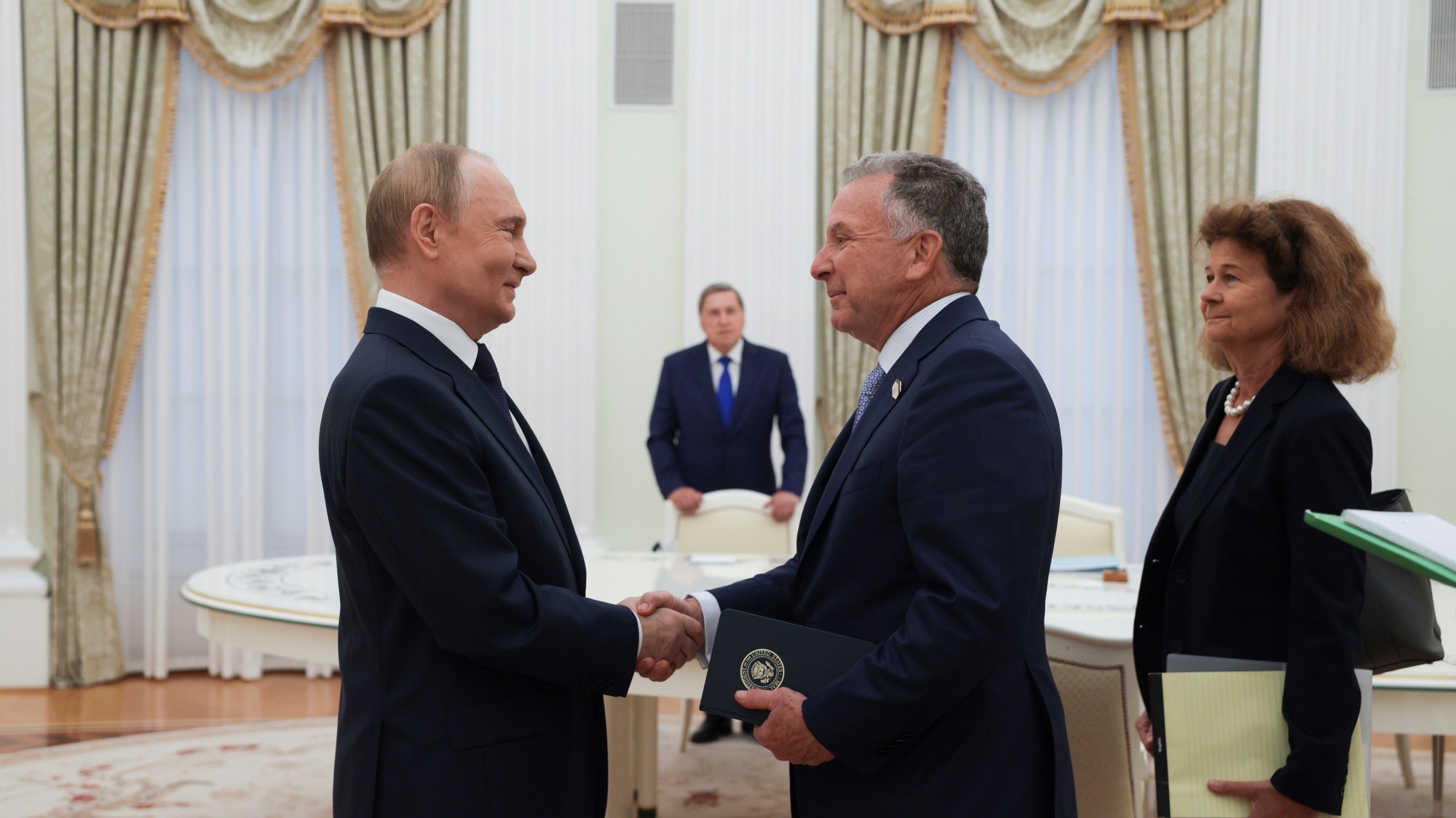 Ruský prezident Vladimir Putin (vľavo) a osobitný vyslanec amerického prezidenta Steve Witkoff si podávajú ruky počas stretnutia v Moskve 6. augusta 2025.
