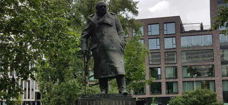 Pomnik Chruchilla w Pradze z napisem "był rasistą"