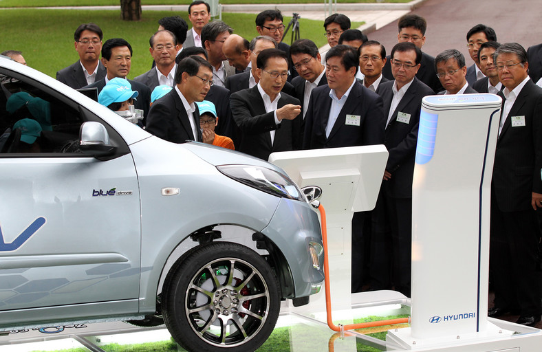 Prezydent Korei Płd. Lee Myung-Bak ogląda nowy model samochodu z napędem elektrycznym Hyundai BlueOn.