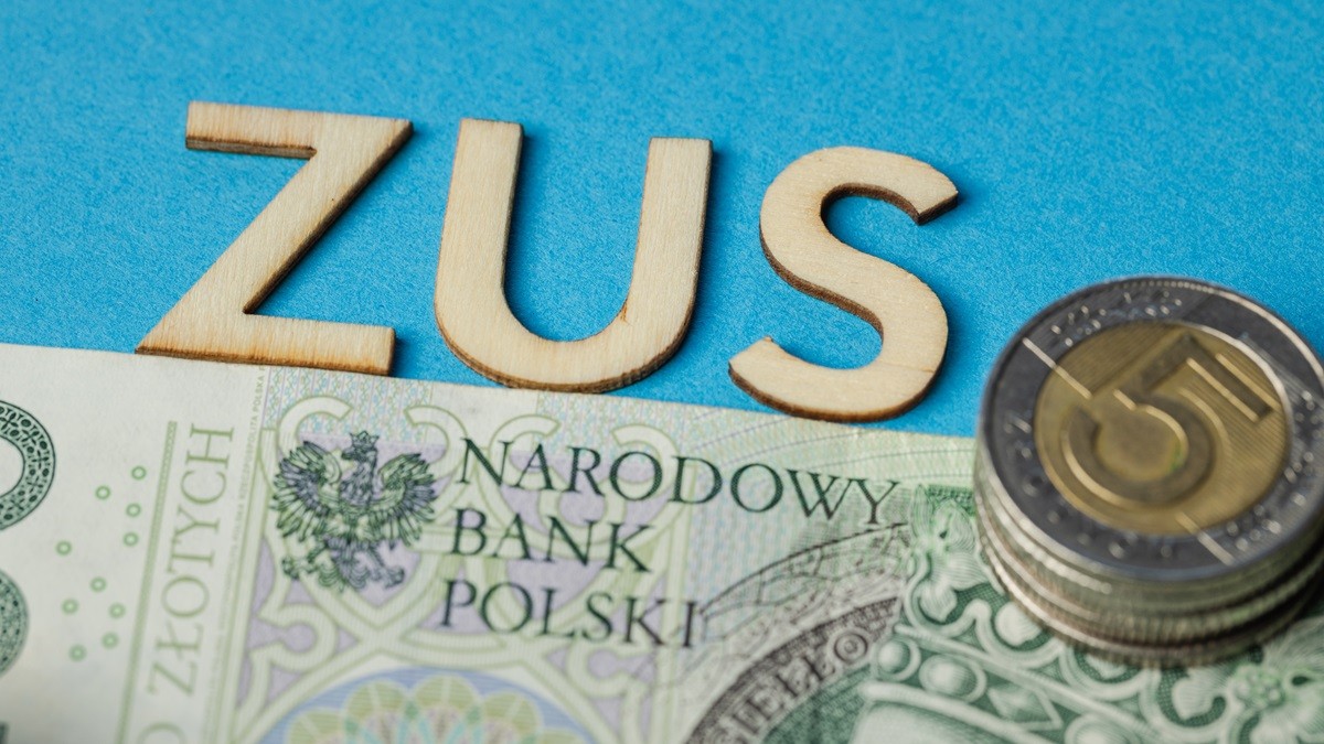 Banknot o wartości 100 zł, pięciozłotówka oraz napis ZUS