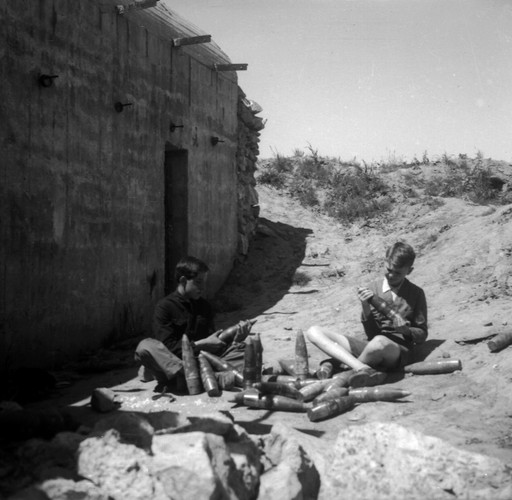 Mały Zdzisław Beksiński wśród niewypałów (Archiwum Muzeum Historycznego w Sanoku)