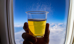 Co się dzieje, gdy pijesz alkohol w samolocie? Prosta droga do kaca-giganta