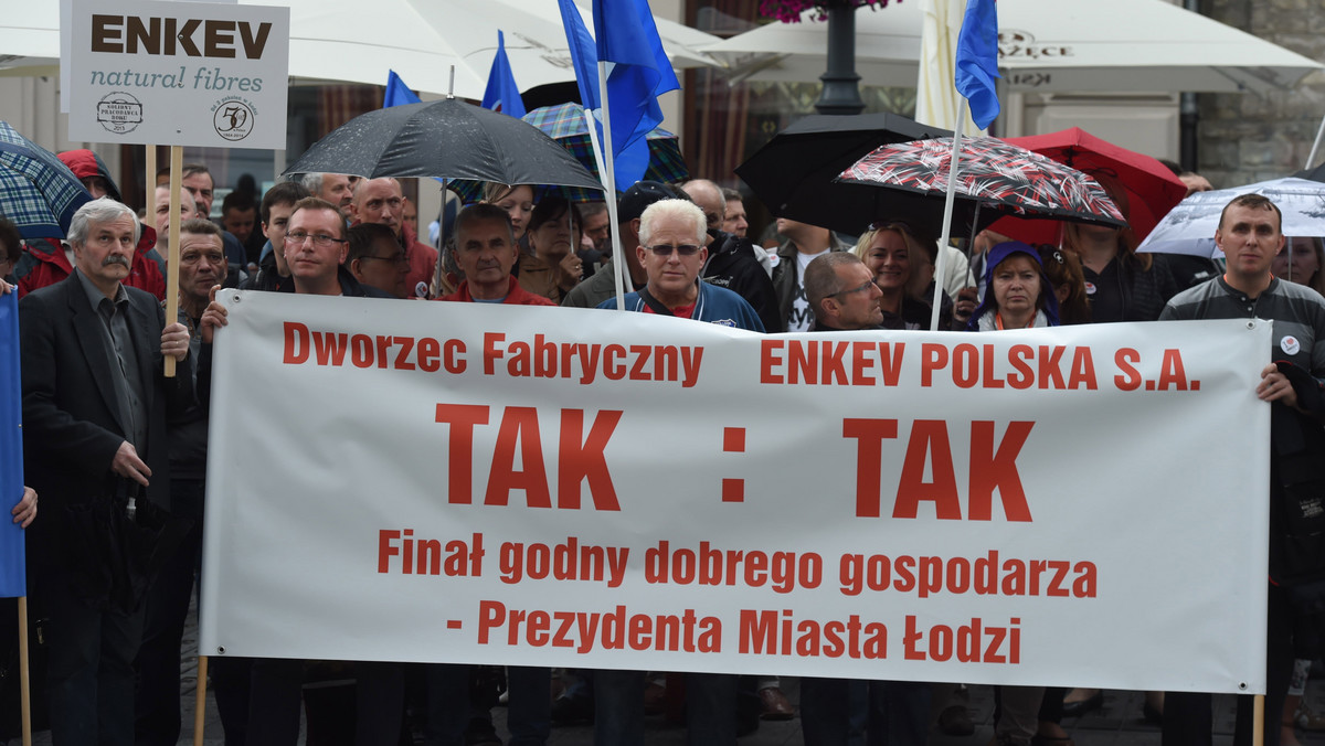 Ok. 150 związkowców z firmy Enkev protestowało dzisiaj przed Urzędem Miasta Łodzi przeciwko warunkom wywłaszczenia ich firmy z działki, na której magistrat planuje budowę ul. Nowotargowej.