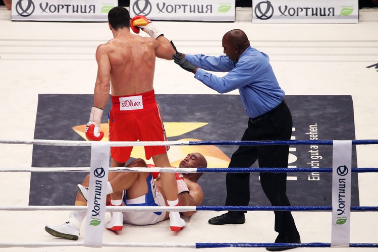 Władimir Kliczko posłał rywala na deski i obronił pas mistrza świata