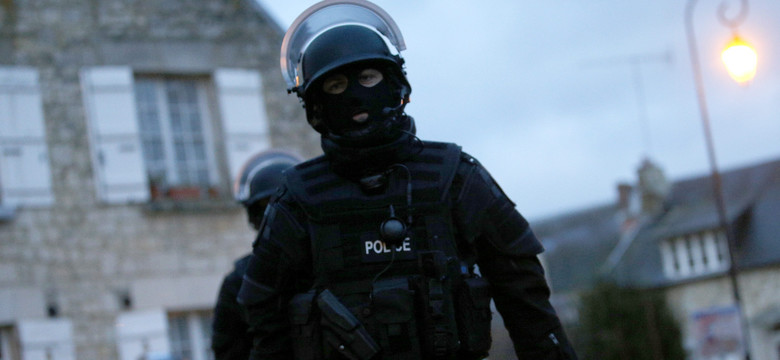 Spadochroniarze na ulicach Paryża. Miasto jak oblężona twierdza