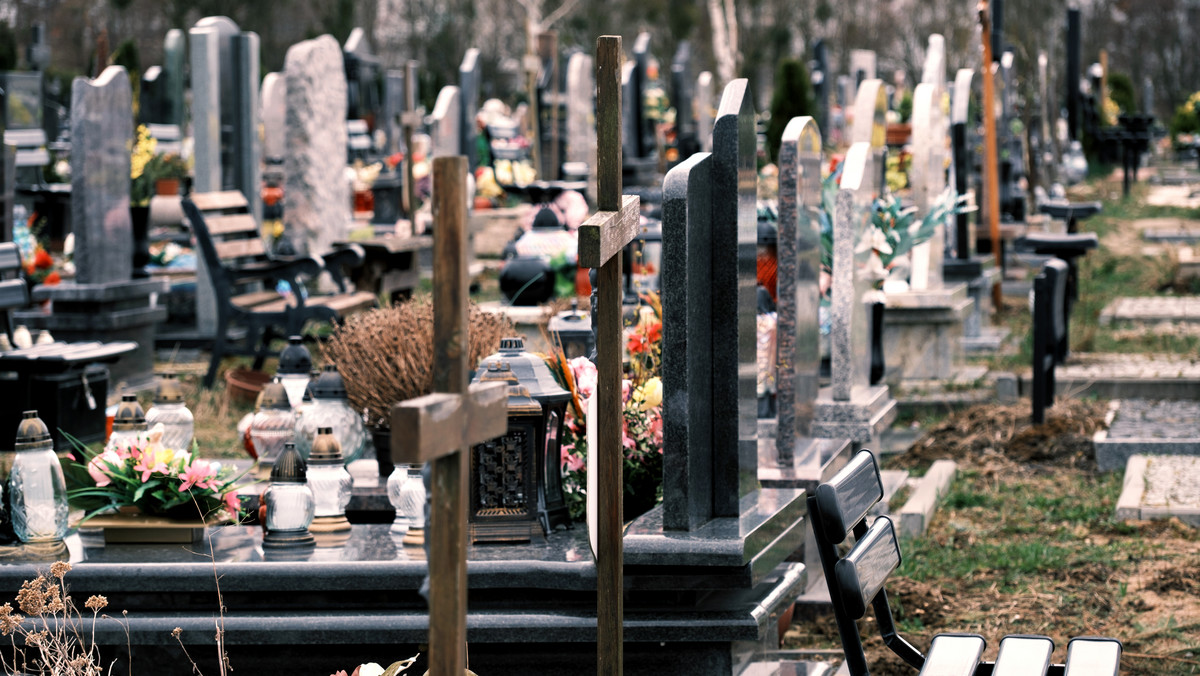 Plaga kradzieży na cmentarzu w Świnoujściu. Znikają znicze i wiązanki