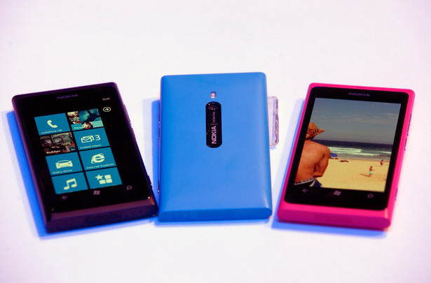 Róznokolorowe wersje telefonu Nokia Lumia 800 - smartfonu z systemem Windows Phone