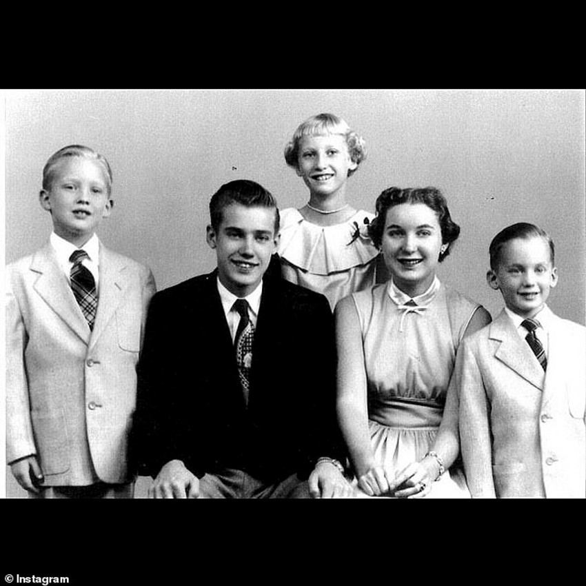 Donald Tramp (desno), otac Frederik (sredina), Frederik Tramp mlađi (levo), Meri En Meklaud Tramp (sredina, desno), Merien Beri (sredina, pozadi)