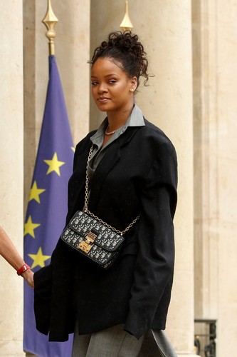 Rihanna w drodze do Pałacu Elizejskiego