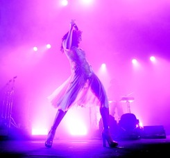 FKA Twigs, seksowna dziewczyna Pattinsona uwiodła Warszawę [ZDJĘCIA]