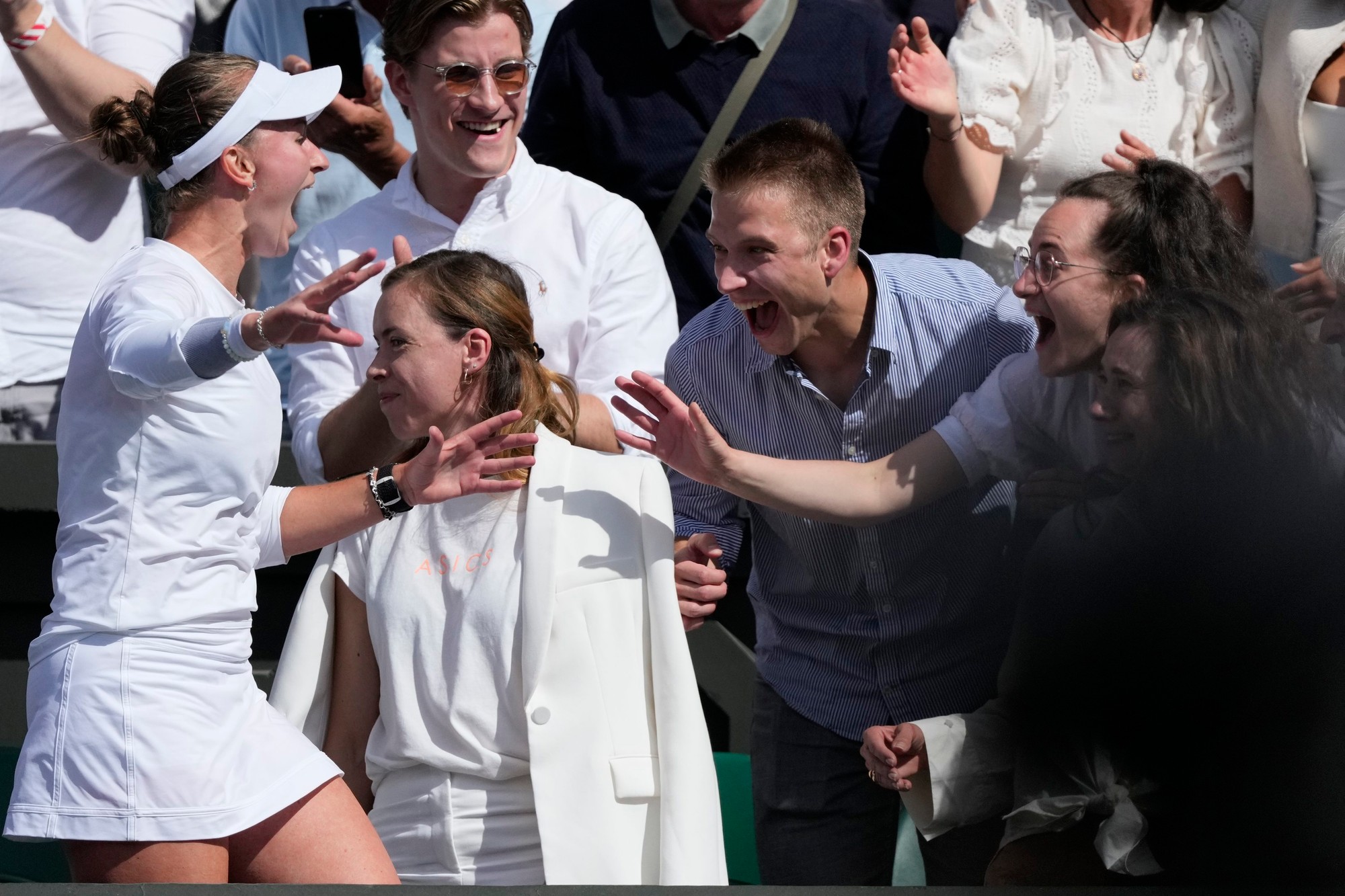 Česká tenistka Barbora Krejčíková sa teší z triumfu vo finále Wimbledonu.