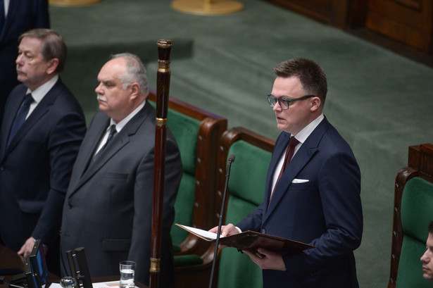 Marszałek Szymon Hołownia (P) otwiera posiedzenie Sejmu w Warszawie