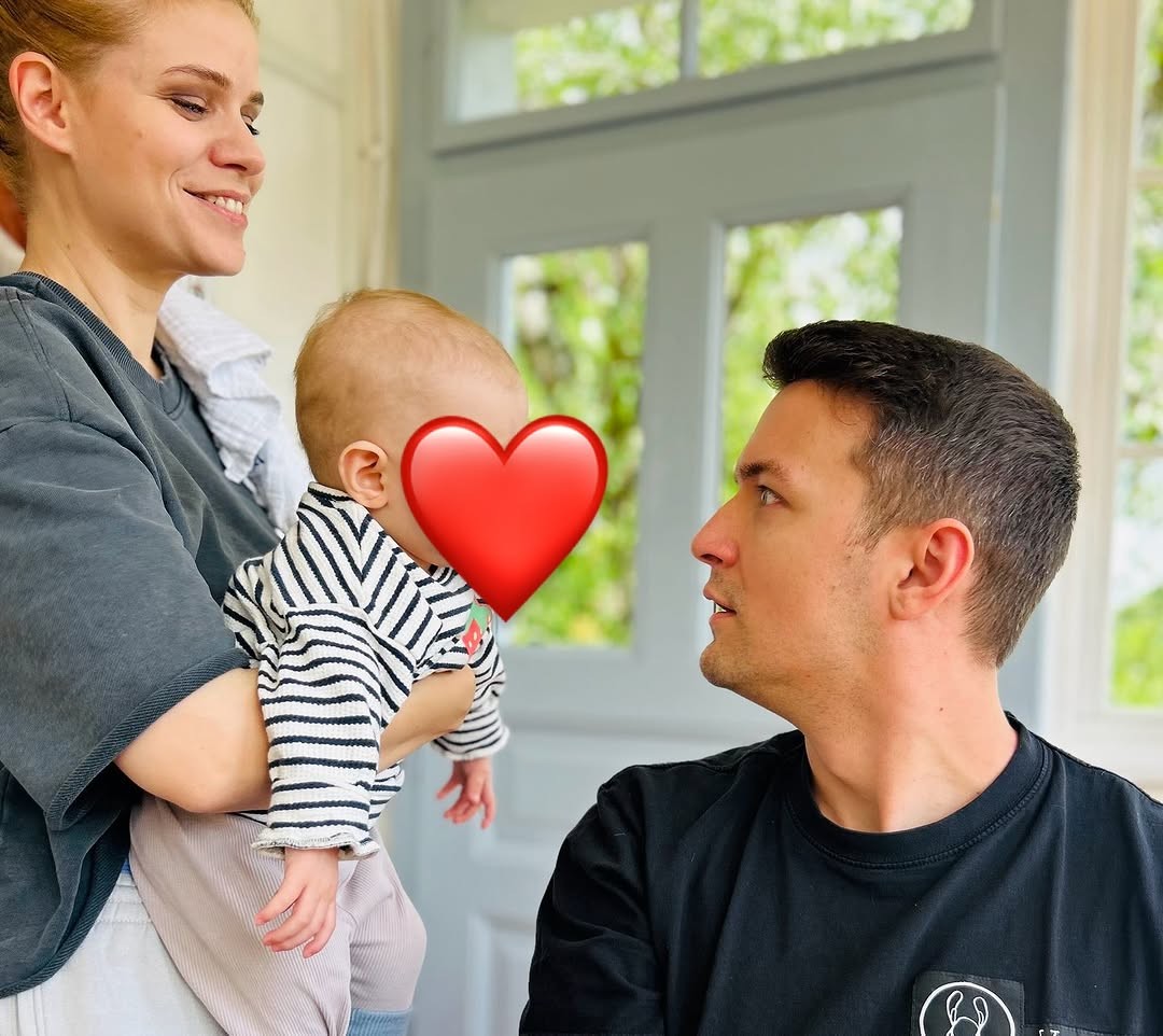 Zuzana Kovačič Hanzelová s dcérkou a Viktorom Vinczem.