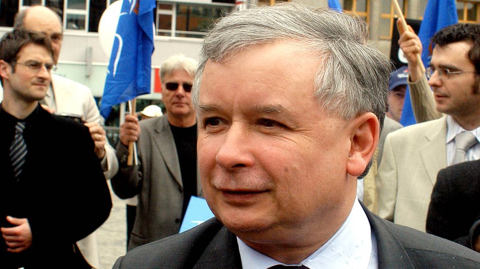 5.05.2004 Lider PiS Jarosław Kaczyński podczas wiecu na Pl. Solnym 15 bm. podczas inauguracji kampanii wyborczej PiS do Parlamentu Europejskiego