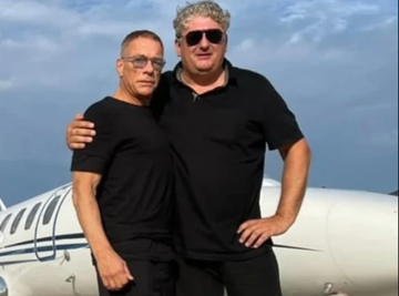Žan Klod van Dam sa Tonijem pozirao ispred aviona