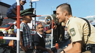 Niemcy uchodźcy niemiecki policjant