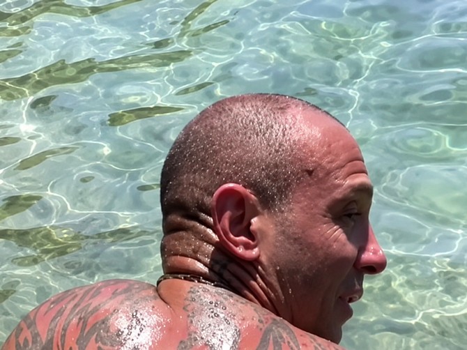 Bio sam u Grčkoj, a kada sam izašao iz mora sa ovim na leđima ljudi su bežali i vrištali