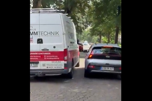 PRVI SNIMCI PUCNJAVE U CENTRU GRADA! Odjekuju hici u Nemačkoj, IMA MRTVIH, policija ogradila područje: Građanima stigao hitan apel (VIDEO)