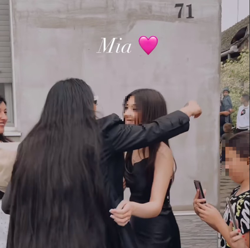 Seka Aleksić na maturi sa devojčicom Miom