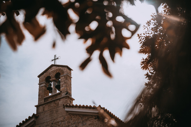 Dobrze o działalności Kościoła najczęściej wypowiadają się badani uczestniczący w praktykach religijnych przynajmniej raz w tygodniu, osoby o poglądach prawicowych, mający wykształcenie podstawowe lub zasadnicze zawodowe oraz osoby powyżej 55 lat