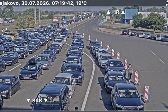 Dobro pogledajte slike sa ovog graničnog prelaza: Cik je zore, reci automobila se ne vidi kraj, a PAKAO TEK SLEDI (FOTO)