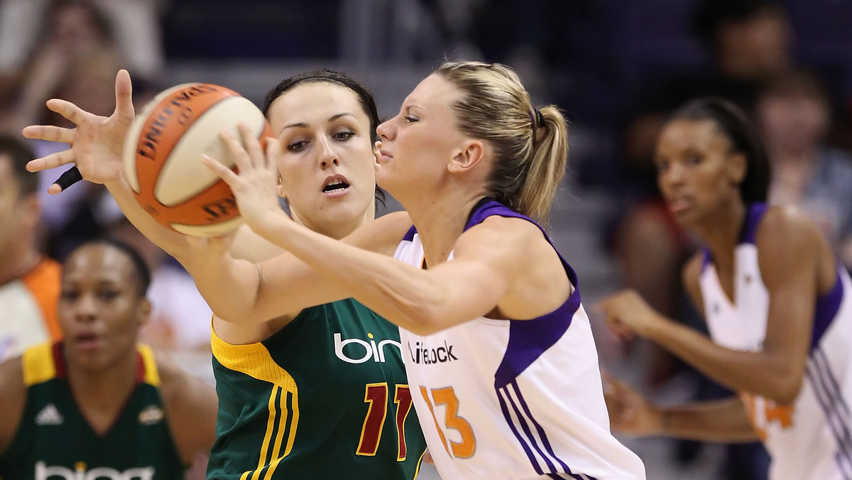 Broniące tytułu koszykarki Seattle Storm odniosły czwarte zwycięstwo z rzędu i 17. w obecnym sezonie ligi WNBA. W niedzielę pokonały u siebie Los Angeles Sparks 65:63. W zespole gospodarzy nie zagrała Ewelina Kobryn.