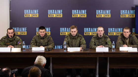 Kolejni rosyjscy żołnierze w ukraińskiej niewoli. 