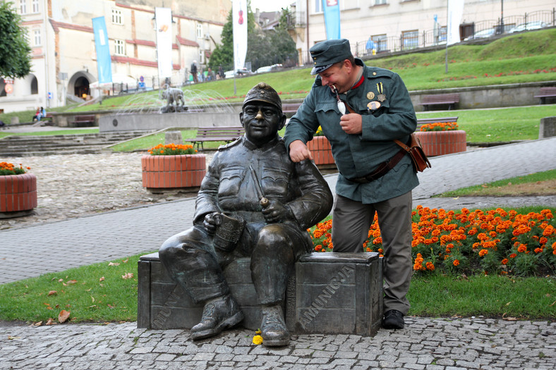 Mariusz Bednarz przy pomniku Szwejka w Przemyślu