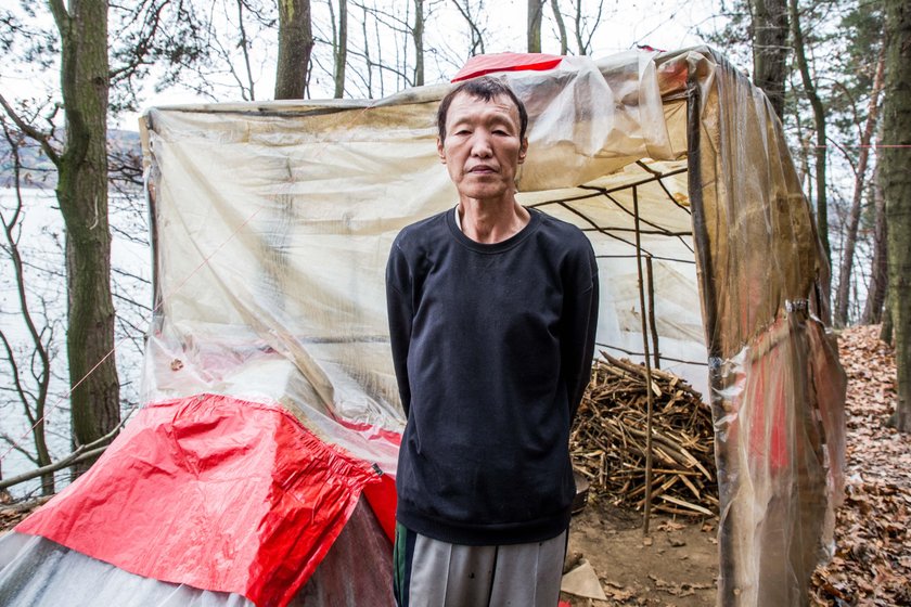 Koreańczyk koczuje pod Krakowem. "Żyję w lesie, bo chcę"