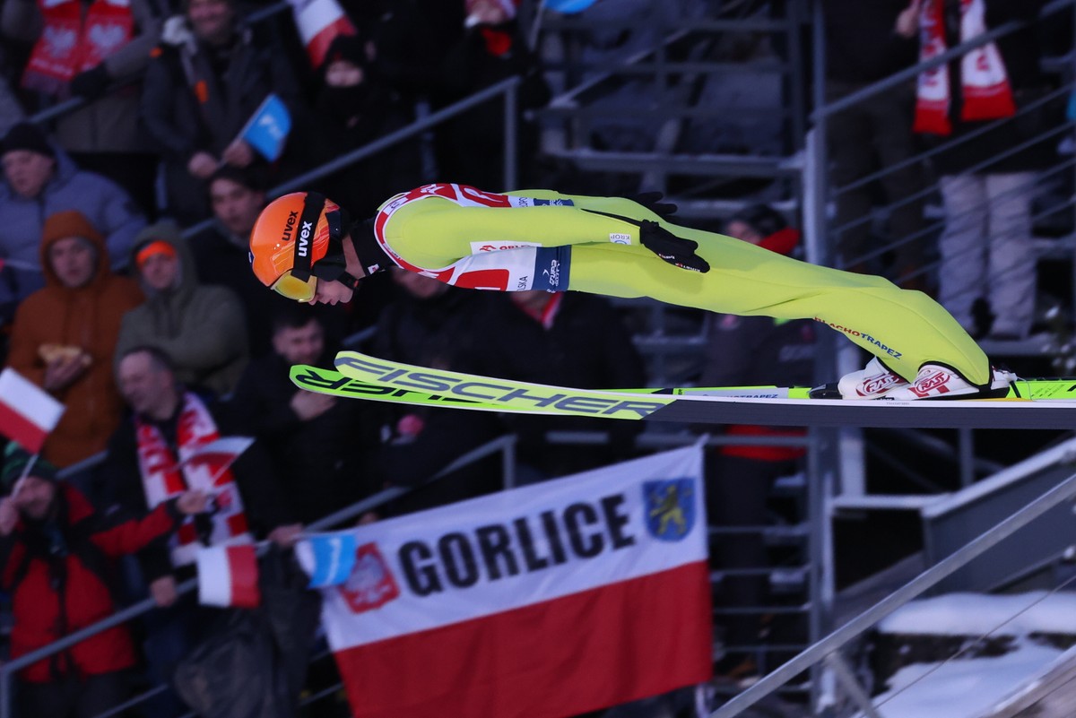 Kamil Stoch podczas pierwszej serii drużynowego konkursu Pucharu Świata w skokach narciarskich w Zakopanem