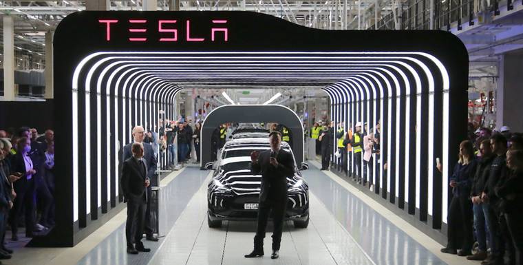 Tesla wezwana na dywanik. Grozi jej zakaz produkcji i sprzedaży samochodów