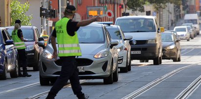 Agresywny kierowca już w rękach policji! Wcześniej potrącił strażnika miejskiego!