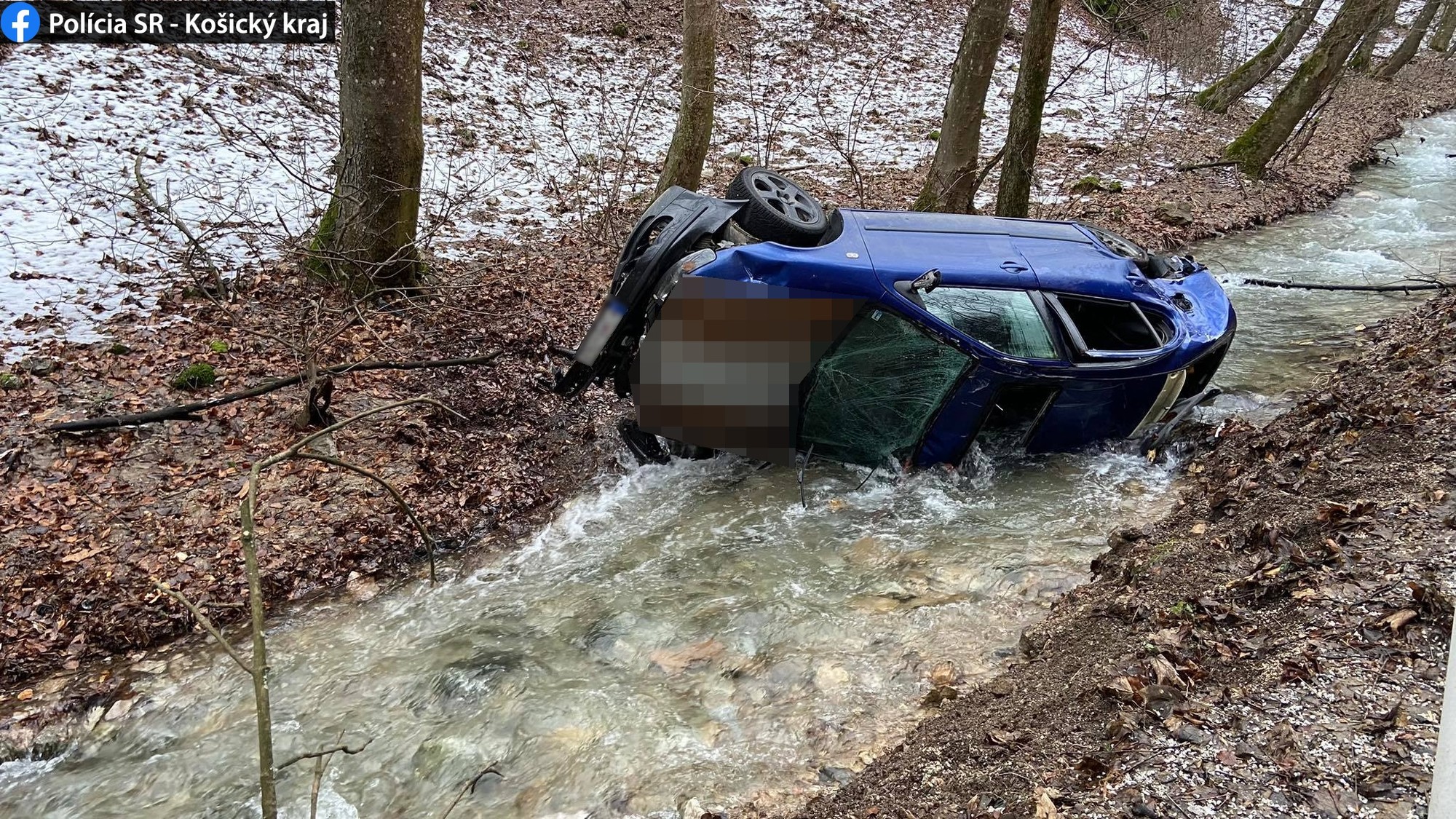 Na ceste medzi obcami Háj a Hačava skončilo auto v potoku.