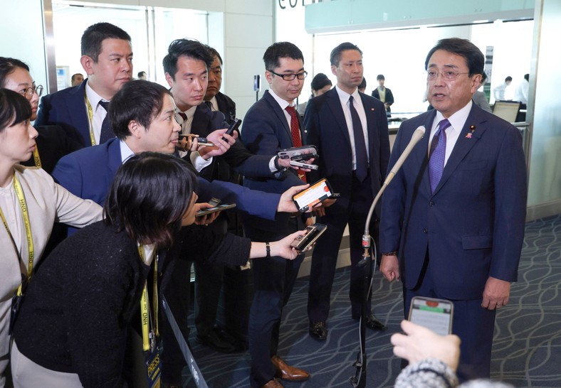 Minister ds. ożywienia gospodarczego Japonii Ryosei Akazawa (P) przed wylotem do Stanów Zjednoczonych na lotnisku Haneda w Tokio, Japonia, 30 kwietnia 2025 r.