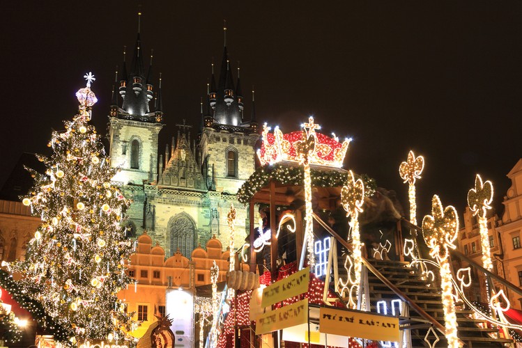 Praga – turyści planujący odwiedzić w grudniu czeską Pragę mają możliwość trafienia do prawdziwego zimowego raju. Świątecznie przystrojone uliczki są pełne straganów z rękodziełem i lokalnym jedzeniem. W tym roku Praga zaprasza na swój jarmark od 1 grudnia do 8 stycznia.