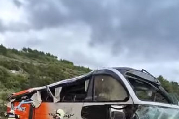 AUTOBUS SLETEO U PROVALIJU! Užas u Hrvatskoj: Vozilo smrskano, vozač hitno prevezen u bolnicu (VIDEO)