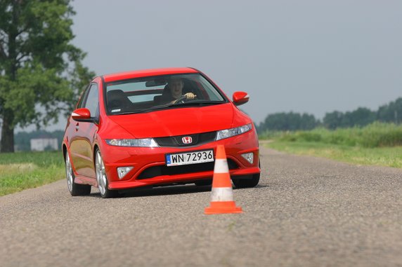 Top 5 używanych hot hatchy: Honda Civic Type R (FN2). 38 200 zł z 2009 r.