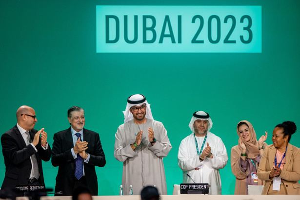 Prezydent COP28 i minister przemysłu i zaawansowanych technologii ZEA dr Sultan Ahmed Al Jaber (w środku) podczas sesji plenarnej na Konferencji Narodów Zjednoczonych w sprawie Zmian Klimatu (COP28) w 2023 r. w Dubaju, Zjednoczone Emiraty Arabskie, 13 grudnia 2023 r.